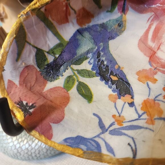 DECOUPAGE BIRDS AND FLOWERS ON A CLAM SHELL - Picture 3 of 9
